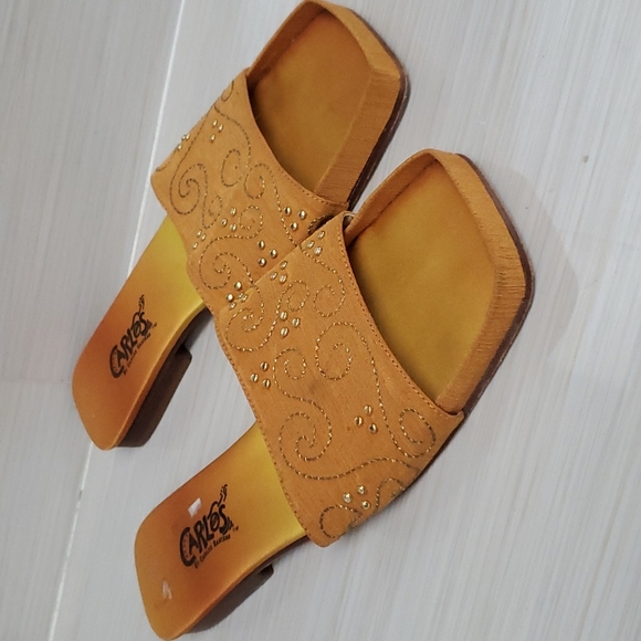 Carlos by Carlos Santana Corazon Slide Sandals - Picture 3 of 8